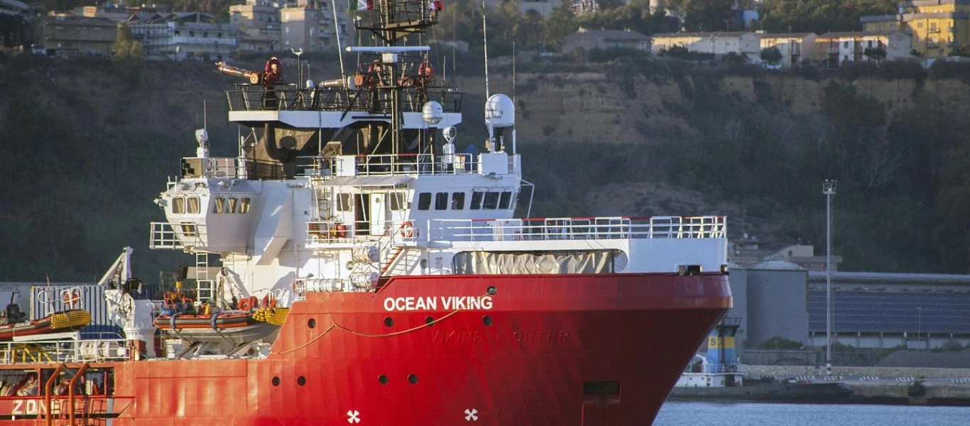 Το Ocean Viking ζητά από την ΕΕ λιμάνι για να αποβιβάσει 572 παράνομους μετανάστες - Θα έρθει στην Ελλάδα;